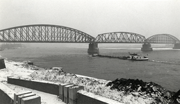 168673 Gezicht op de spoorbrug over de Waal te Nijmegen.